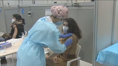 España suma 8.341 nuevos casos y 329 muertes por Covid con una incidencia inferior a 200