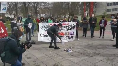 Alumnos de la Universidad Autónoma queman fotos del rey en una protesta en apoyo de Hasel