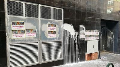 Prosperidad 'se empapela' de carteles  contra "la ruina" de las 'cocinas fantasma'