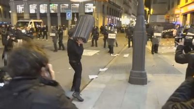 Dos detenidos, uno menor de edad, por agredir a una policía en los disturbios en Madrid por el rapero Hasel