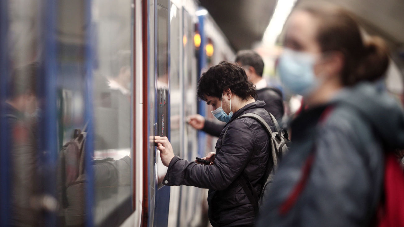 Los usuarios de la Línea 11 de Metro denuncian aglomeraciones diarias