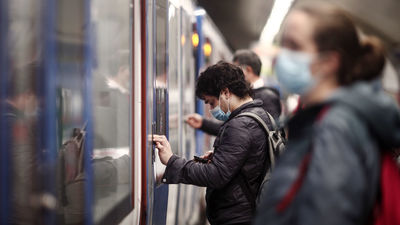 Los usuarios de la Línea 11 de Metro denuncian aglomeraciones diarias
