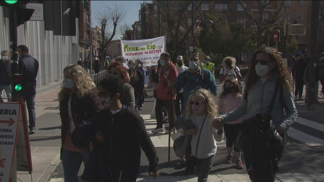 Los vecinos de Perales del Río  denuncian estar incomunicados tras el cierre de una  carretera que les une con el  centro de Getafe