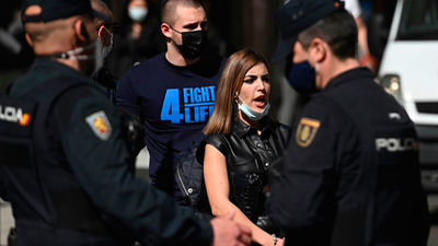 Un detenido en la manifestación por la sanidad pública en Madrid tras un enfrentamiento con un grupo de extrema derecha