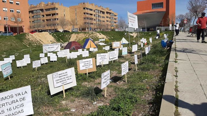 Carteles plantados junto a las tiendas de campaña para reclamar el centro de salud / PSPZN