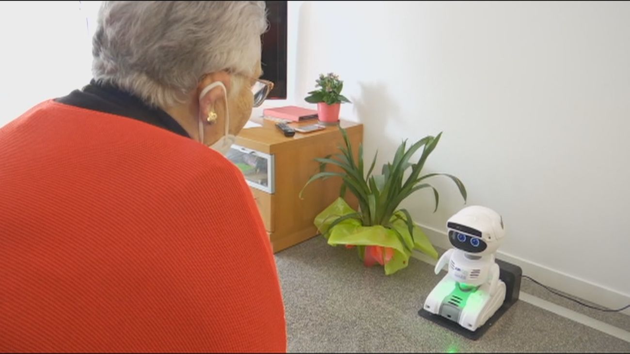 Mayores al cuidado de robots, el proyecto del Ayuntamiento de Barcelona para evitar la soledad