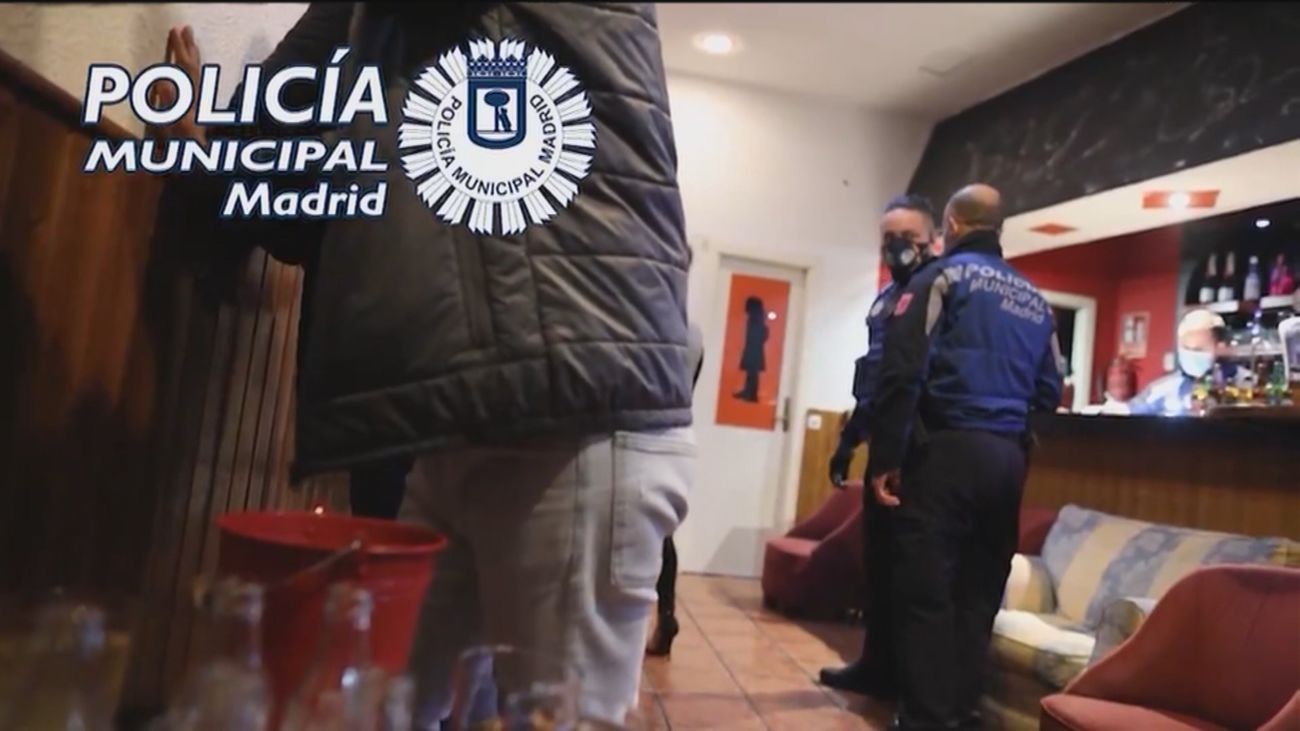 Hallan a un bebé de cinco meses  al intervenir una fiesta ilegal en un local  en Puente de Vallecas