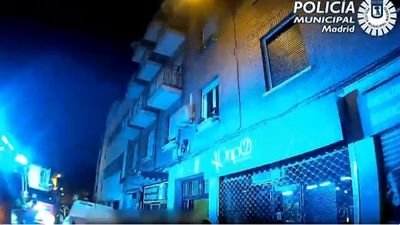 Rescatada en Ciudad Lineal una joven que quedó enganchada en una antena al caer desde la terraza en una fiesta ilegal