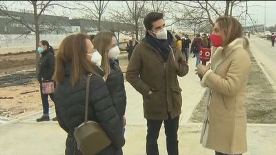 Enorme fila con miles de personas en el Isabel Zendal para recibir la vacuna contra el coronavirus