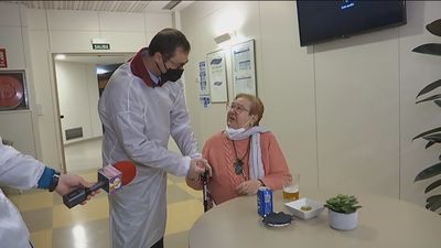 Emotivo reencuentro entre una madre y su hijo separados por las restricciones de movilidad