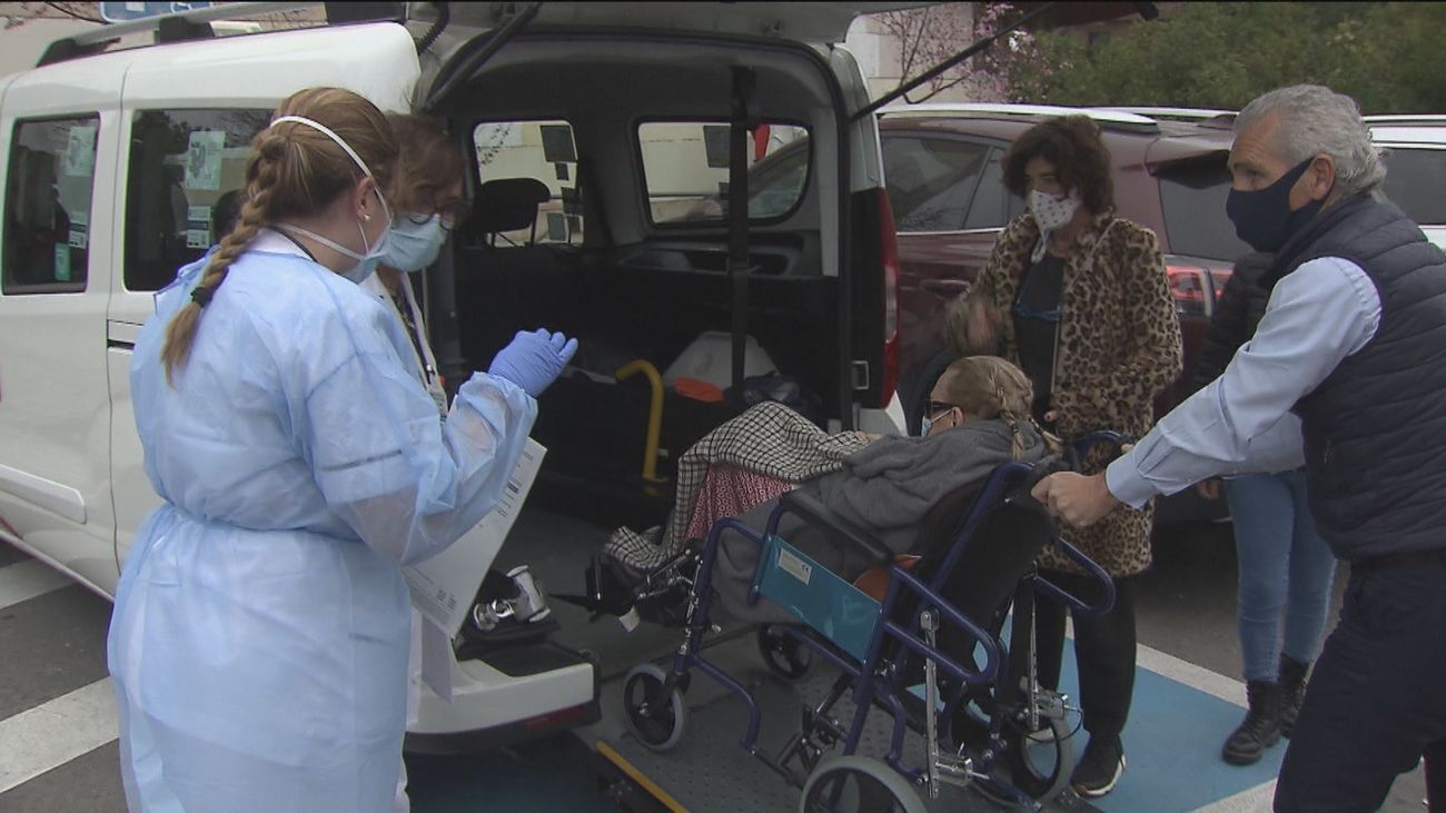 Taxis solidarios trasladan a mayores para su vacunación