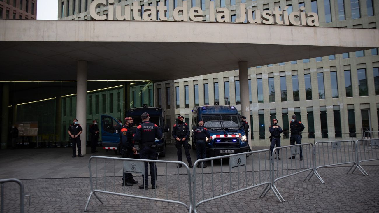 Los Mossos trasladan a Bartomeu y Masferrer a los juzgados de Barcelona