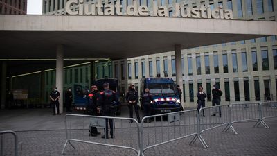 Los Mossos trasladan a Bartomeu y Masferrer a los juzgados de Barcelona