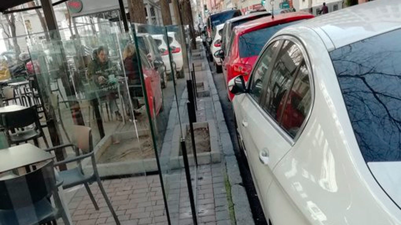 Vecinos  denuncian la ocupación por las terrazas de la calle Ibiza sin dejar paso a los peatones