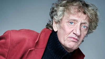 Un brindis con botellines de cerveza, última despedida de los amigos a Quique San Francisco