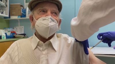 Dionisio, el ilustre hombre del tiempo de Mataelpino, se vacuna