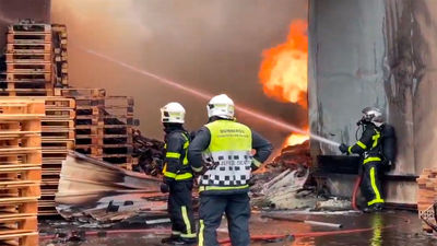 Arde una nave de fabricación de sacos en Torrejón de la Calzada