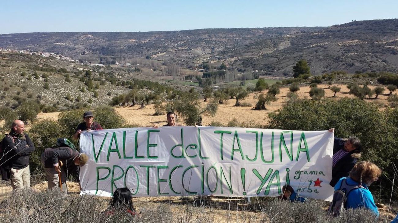 Ecologistas reclamando la protección del Valle del Tajuña de Madrid