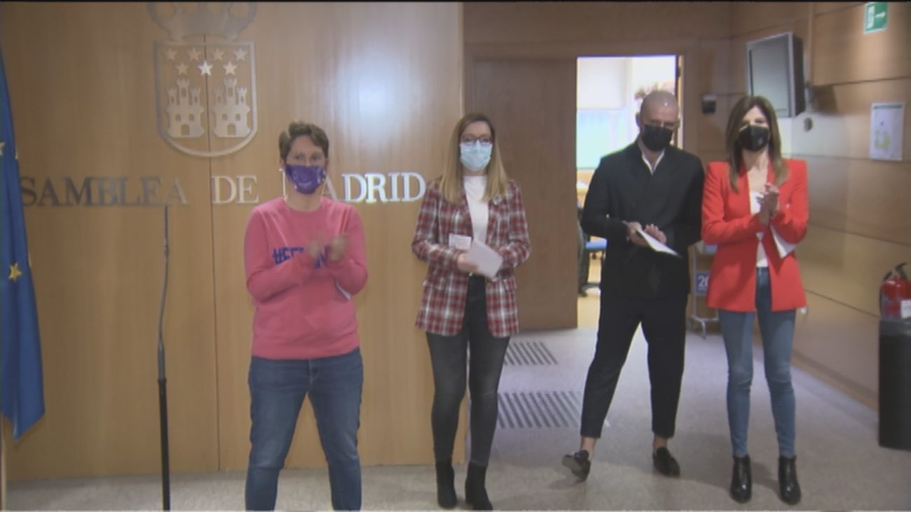 Todos los grupos de la Asamblea de Madrid, salvo Vox, leen fuera del hemiciclo una declaración por el 8-M
