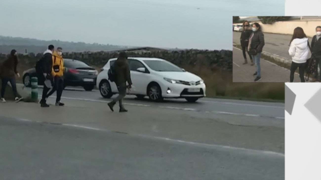 Se juegan el tipo en Manzanares y Soto del Real para llegar a una parada de bus
