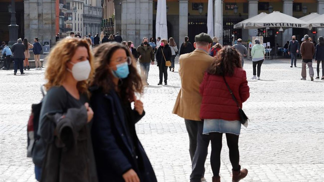 Varias personas con mascarilla en el centro de Madrid
