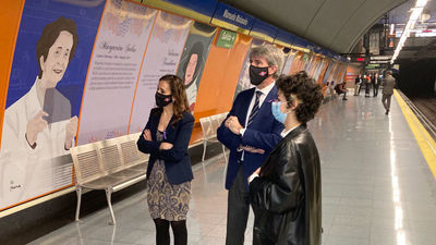 Metro decora la estación de Manuela Malasaña con retratos y reseñas de 18 mujeres pioneras