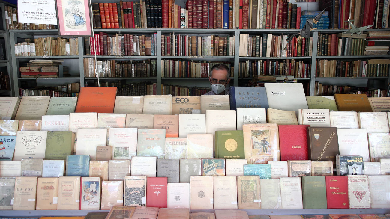 Un vendedor trabaja en su puesto en el Mercado de libros de la Cuesta Moyano