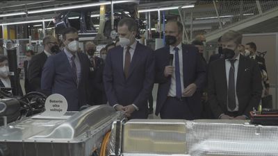 El Rey destaca que la planta de baterías en Barcelona es “señal inmejorable de compromiso” con el sector en España