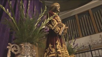 Los devotos de Jesús de Medinaceli se quedan sin poder besar la imagen, pero pueden subir a su camarín