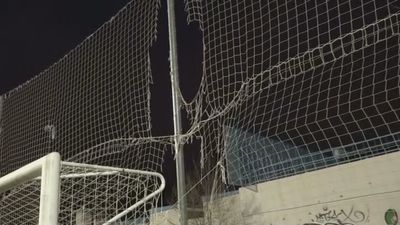 Porterías rotas, socavones y banquillos destrozados, el pésimo estado de un campo de fútbol de Coslada
