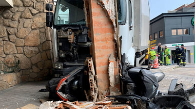 Un camionero pierde los frenos y se empotra contra un edificio en la plaza Reyes Magos de Madrid
