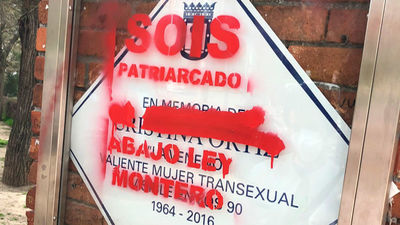 Vandalizan la placa de 'La Veneno' con el mensaje "abajo Ley Montero"