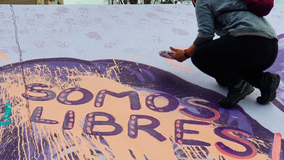 Jóvenes y vecinos acuden a pintar el mural feminista vandalizado en Alcalá de Henares