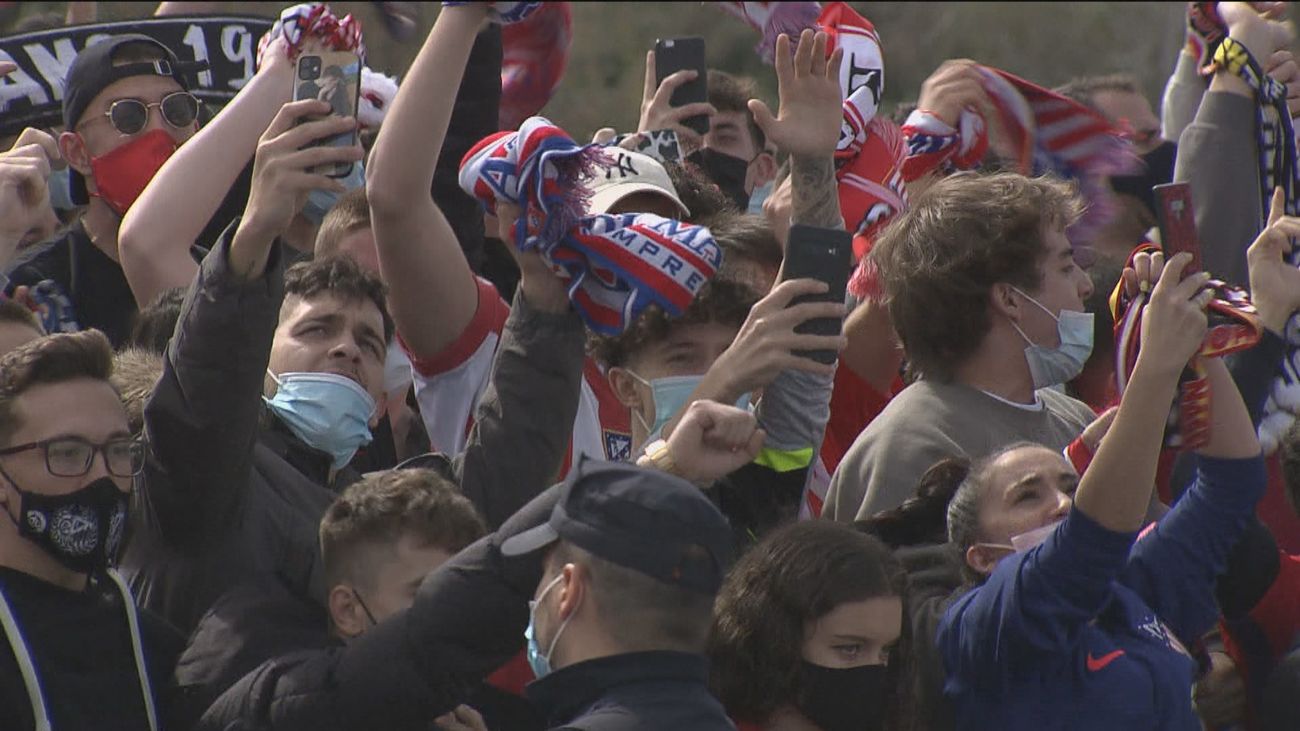 Aglomeraciones sin control en los aledaños del Wanda