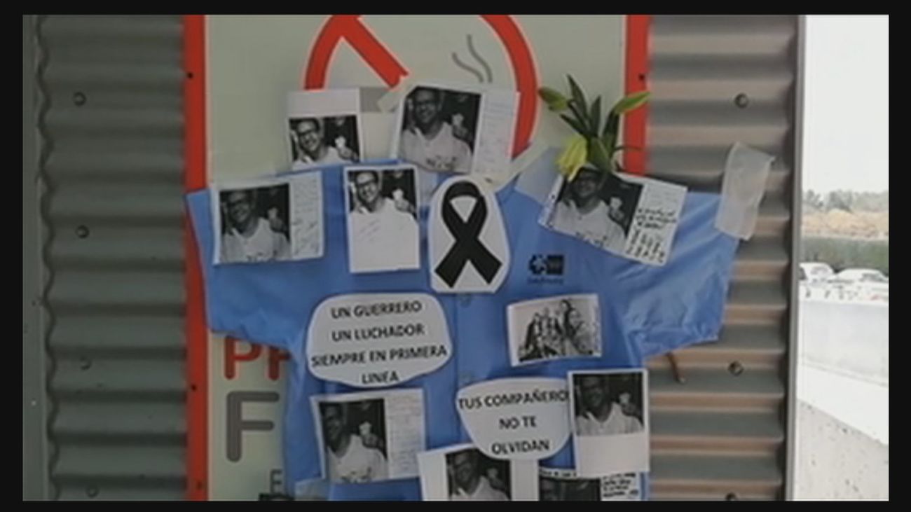 Velas, flores, fotos y mensajes de recuerdo para Sergio en la puerta del hospital de Alcalá
