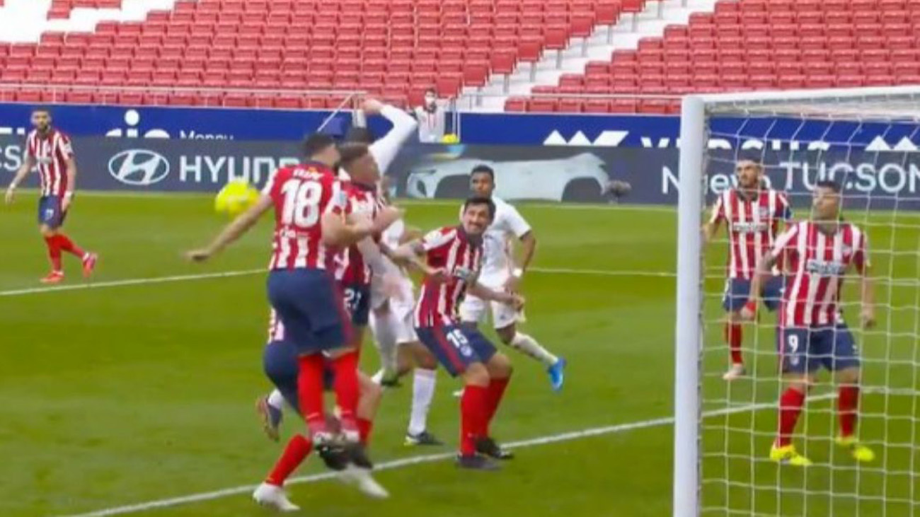 Empate con polémica en el derbi