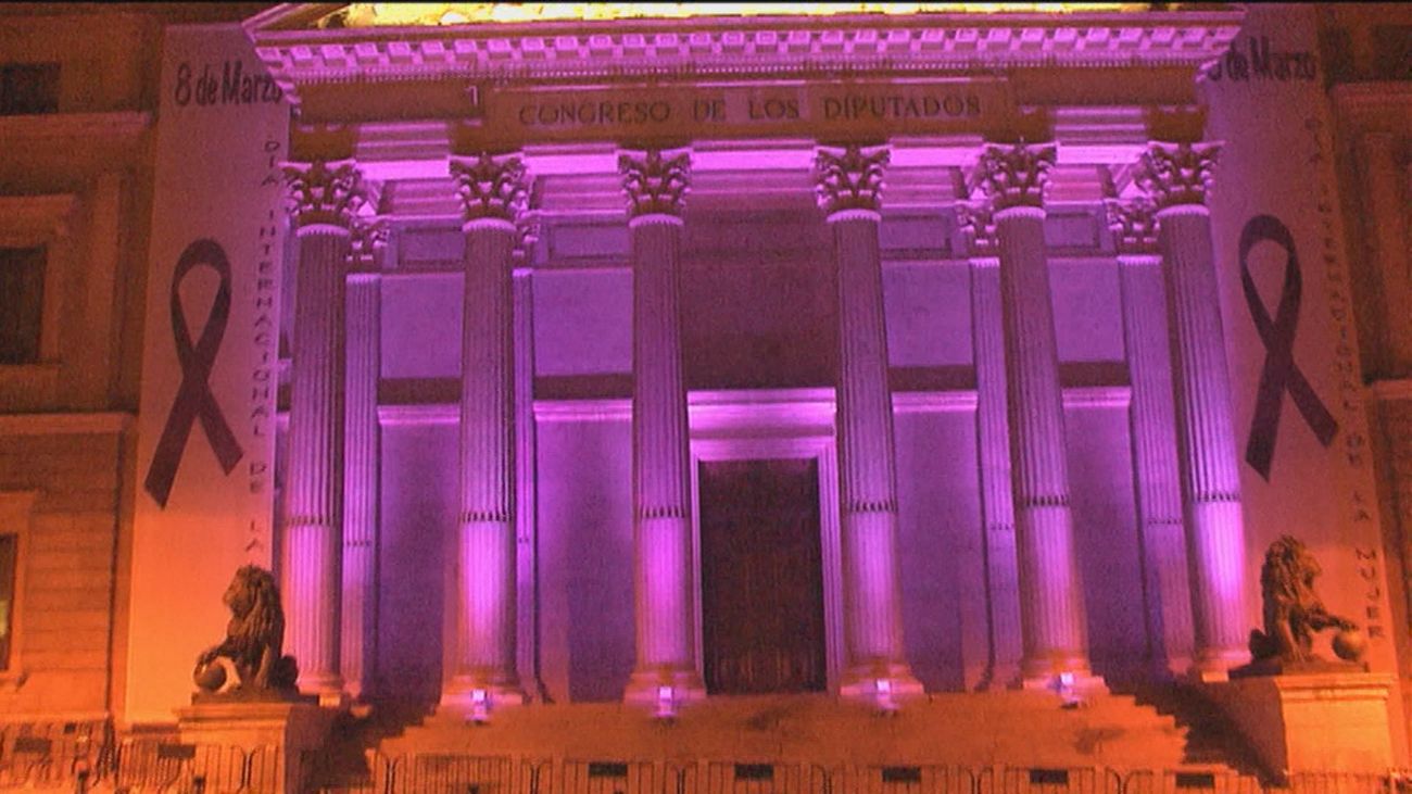 Edificios  de Madrid se iluminan de color violeta en el Día Internacional de la Mujer