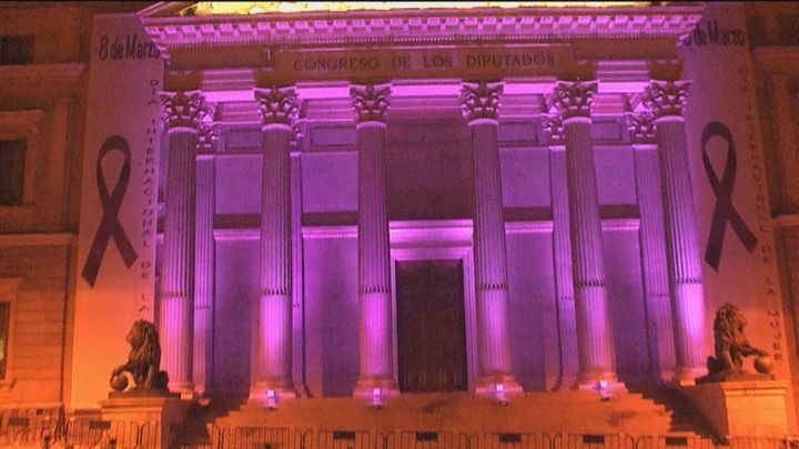 Edificios  de Madrid se iluminan de color violeta en el Día Internacional de la Mujer