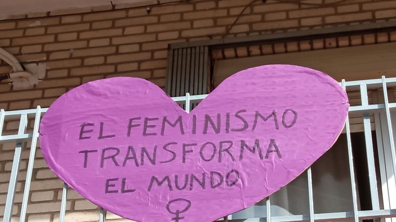 Uno de los corazones morados colocado en un balcón de Getafe