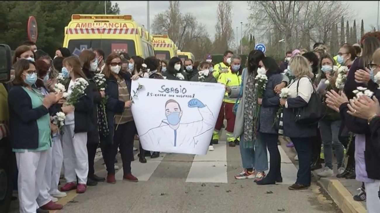 Minuto de silencio en el hospital de Alcalá de Henares en recuerdo del enfermero asesinado por un conductor de ambulancia