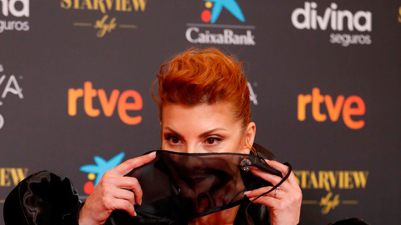 ¿Es segura la mascarilla que lució la actriz Najwa Nimri en los Premios Goya?