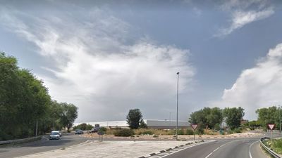 Cortado el paso superior de acceso a Alcalá de Henares sobre la M-300 tras detectarse daños en la estructura