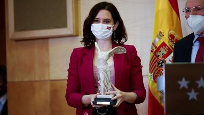 Ayuso recibe el premio Sociedad Civil 2020 y denuncia los “abusos” del Gobierno de Sánchez