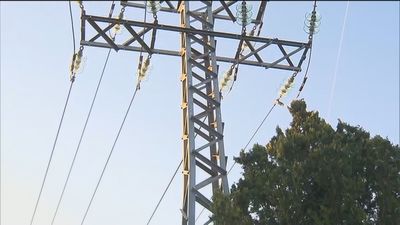 Vecinos de Pozuelo denuncian que llevan 30 años viviendo con el peligro de unas torres de alta tensión encima de sus casas