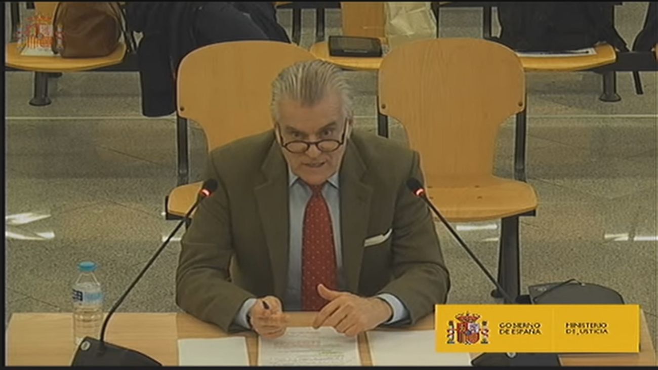 Bárcenas acusa de "cobardía" a la antigua cúpula del PP y reitera que "nos hemos financiado irregularmente"