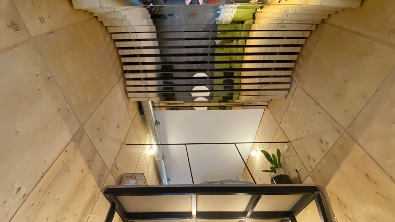 Tener un techo de espejos en casa para atrapar la luz