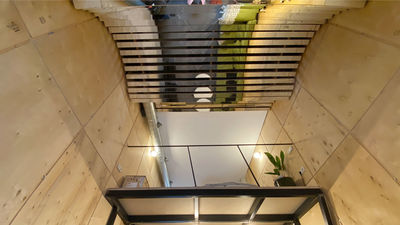 Tener un techo de espejos en casa para atrapar la luz