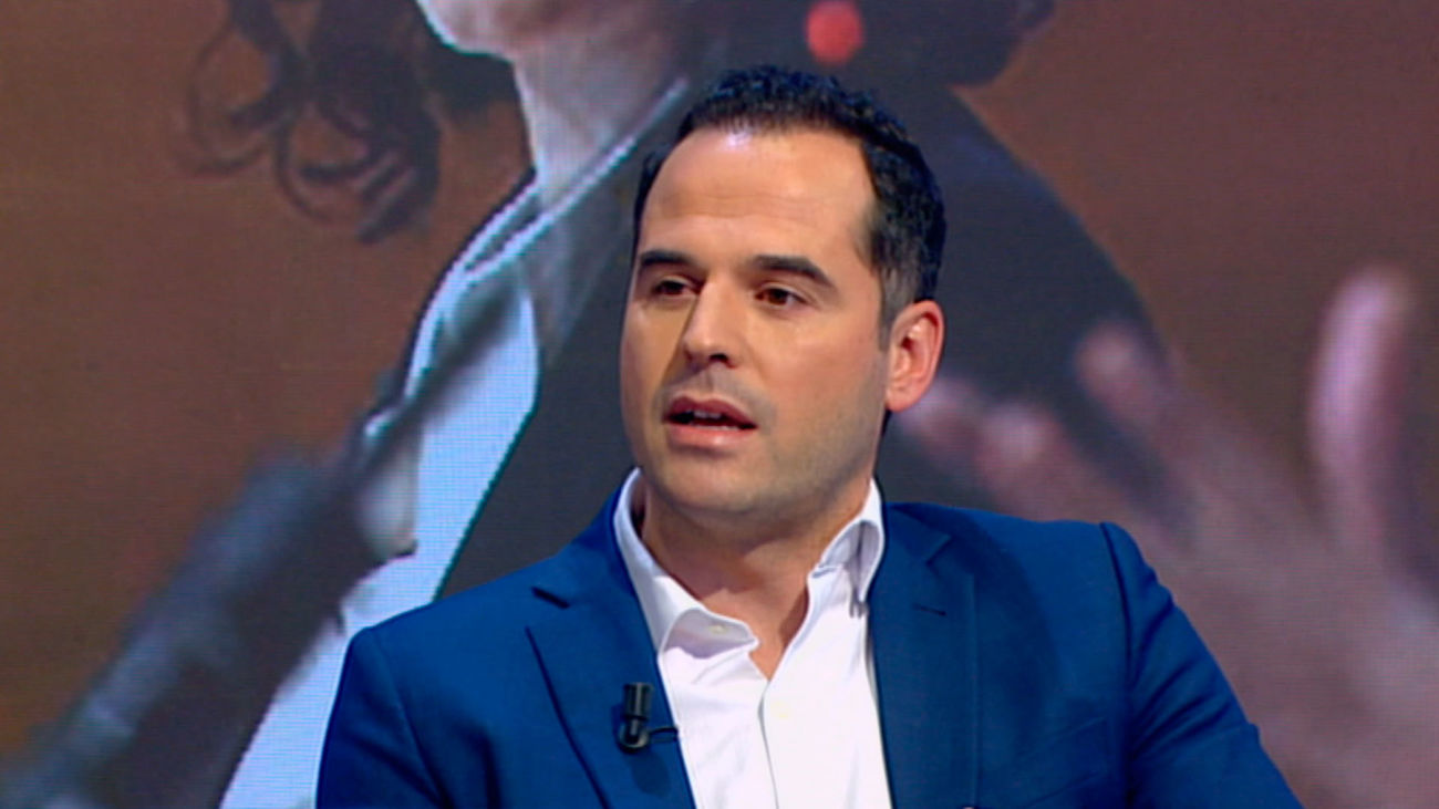 Aguado critica a los "muy poderosos" que controlan los medios y alteran las encuestas