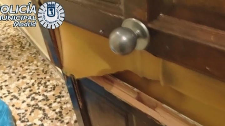 Puerta descerrajada por los okupas en la vivienda de la anciana hospitalizada por Covid / POLICÍA MUNICIPAL DE MADRID