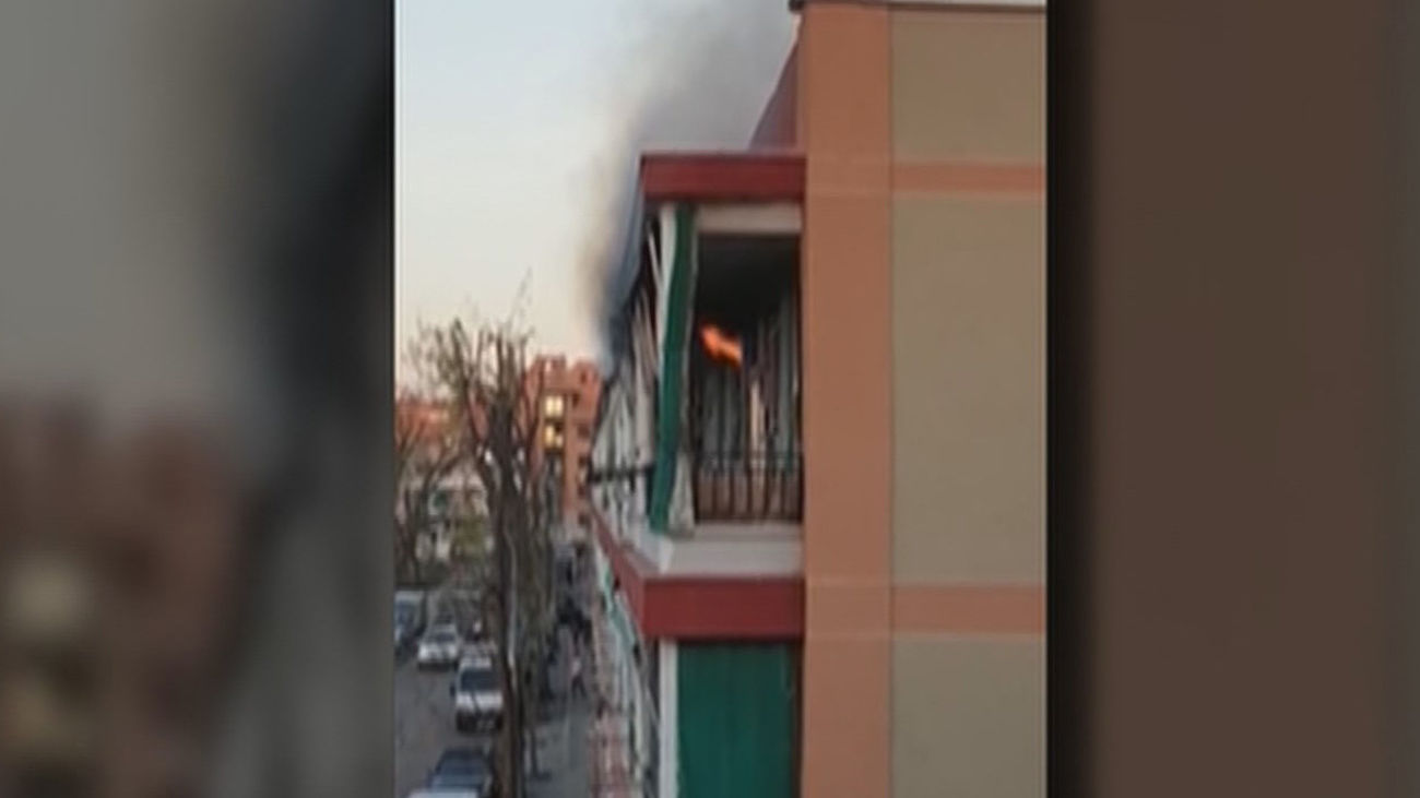 Los bomberos apagan un pequeño incendio en una vivienda de la calle San Timoteo